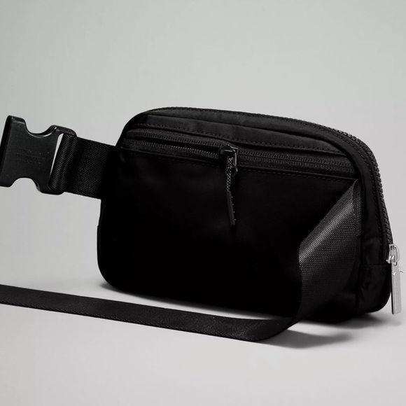 Lululemon Everywhere Belt Bag Black NWT - Picture 4 of 7